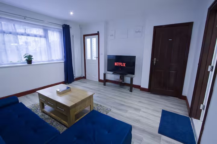 Family House near Farnborough Airport(Free Parking)