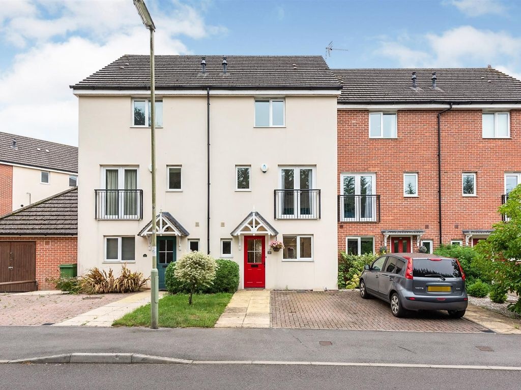 4 Bed Semi-Detached House, Skippetts Gardens, RG21